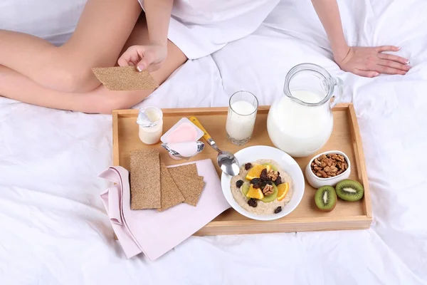 Femme au lit avec petit déjeuner léger — Photo