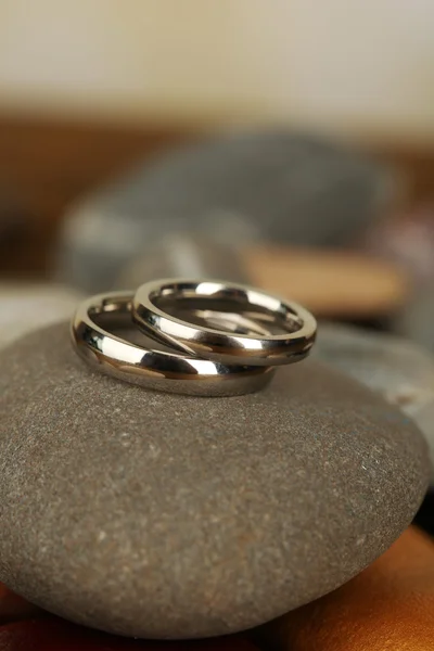 Wedding rings on rocks close-up — Stock Photo, Image