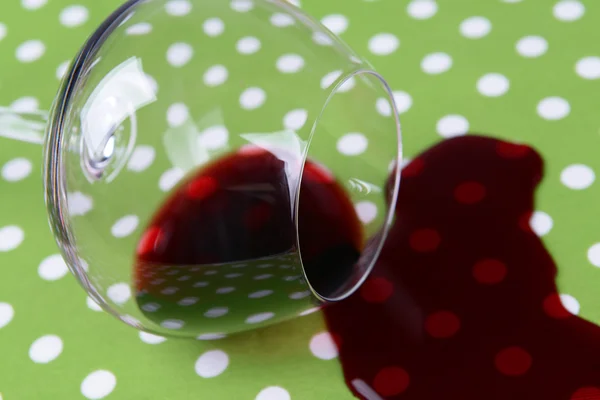 Piatto di formaggio assortito, uva e bicchiere di vino sul tavolo, su sfondo chiaro — Foto Stock