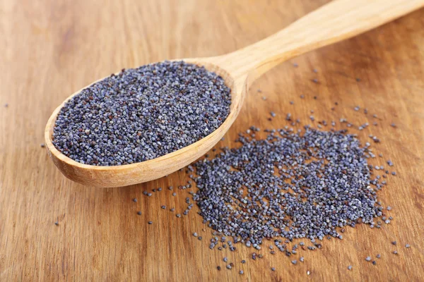 Poppy seeds in spoon on table close-up — Stock Photo, Image