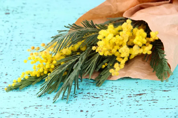 Ramitas de flores mimosas sobre una vieja mesa de madera —  Fotos de Stock