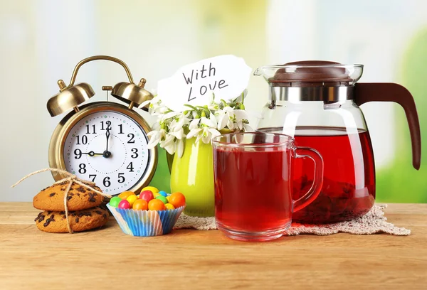 Leckerer Kräutertee und Kekse auf Holztisch — Stockfoto