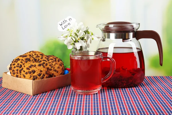 Sabroso té de hierbas y galletas en la mesa — Foto de Stock