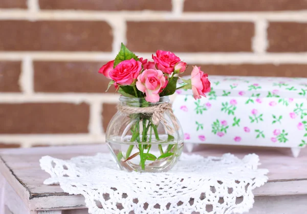 Mooi stilleven met kleine roze rozen — Stockfoto