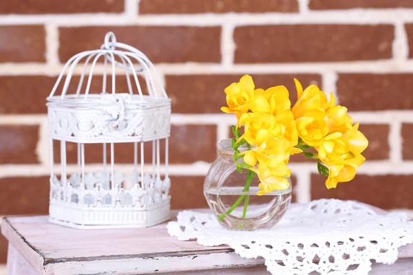 Hermosa naturaleza muerta con flores de freesia —  Fotos de Stock