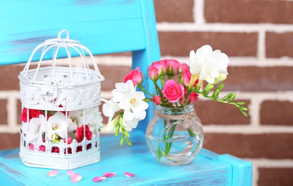 小粉红玫瑰和小苍兰花的美丽静物画。 — 图库照片