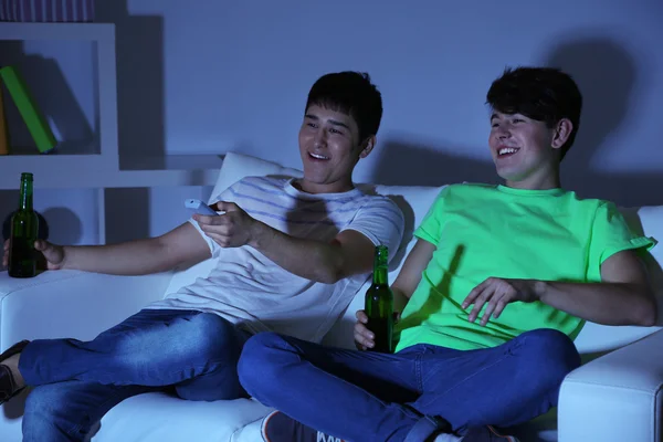 Dos amigos viendo fútbol en casa de desmayarse —  Fotos de Stock