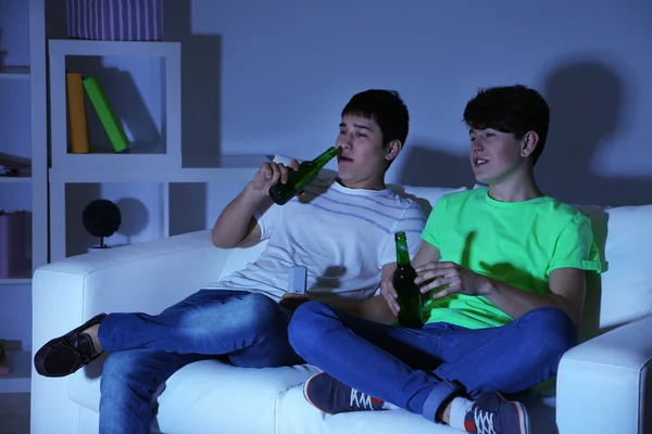 Dos amigos viendo fútbol en casa de desmayarse —  Fotos de Stock