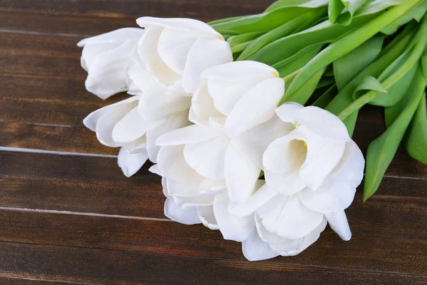 Bellissimo bouquet di tulipani bianchi su sfondo marrone — Foto Stock
