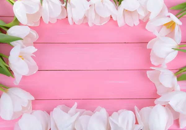 Bellissimo bouquet di tulipani bianchi su sfondo rosa — Foto Stock