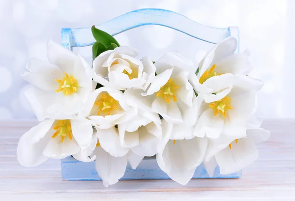 Bellissimo bouquet di tulipani bianchi sul tavolo su sfondo chiaro — Foto Stock
