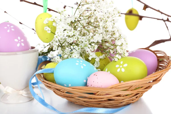 Composition de Pâques avec des branches d'œufs gros plan — Photo