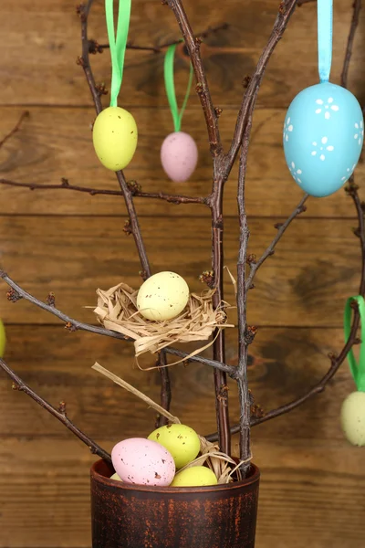 Composición de Pascua con ramas de huevos sobre fondo de madera —  Fotos de Stock