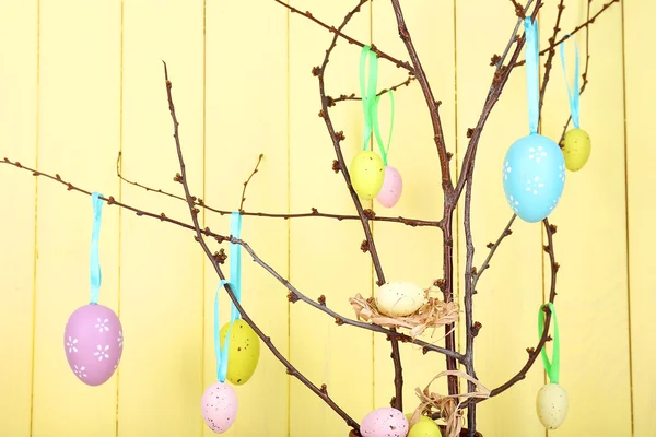 Ostern Komposition mit Eiern Zweige auf Holz Hintergrund — Stockfoto