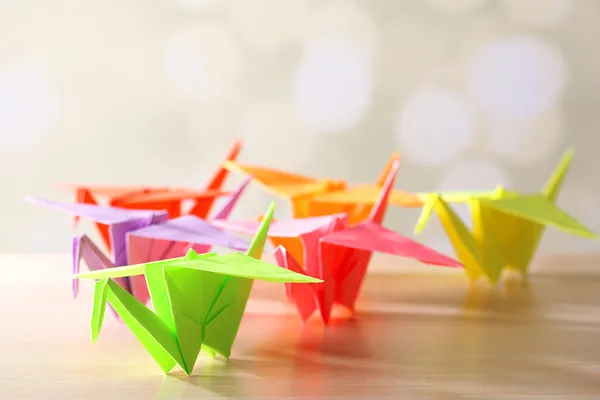 Gruas de Origami na mesa de madeira, no fundo claro — Fotografia de Stock