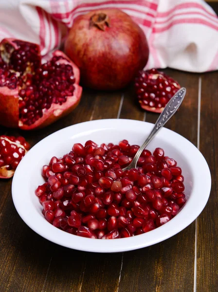 Rijp granaatappels op tafel close-up — Stockfoto