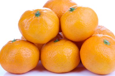 Olgun tatlı mandalina, üzerinde beyaz izole