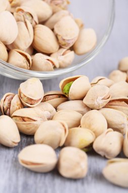 ahşap zemin üzerinde cam kase fıstık fındık