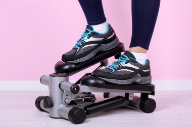 kadın egzersiz Step yapıyor. yakın çekim bacaklar. 