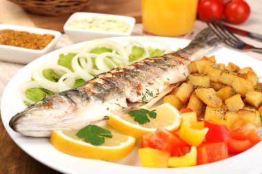 Nefis ızgara balık plaka üzerinde tablo yakın çekim