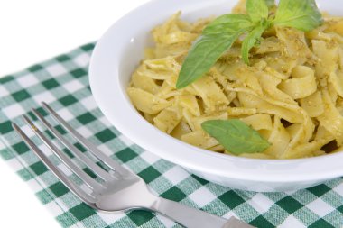 lezzetli pasta plaka üzerinde tablo yakın çekim pesto ile