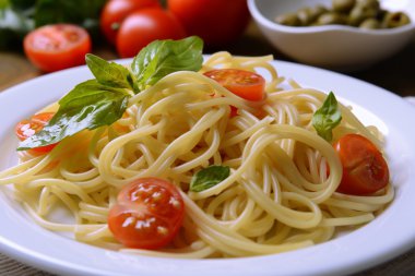 leziz spagetti domates plaka üzerinde tablo yakın çekim