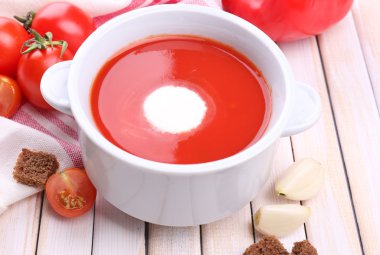 domates çorba ve sebze ahşap tablo