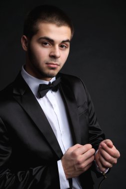 yakışıklı genç takım koyu arka plan üzerinde