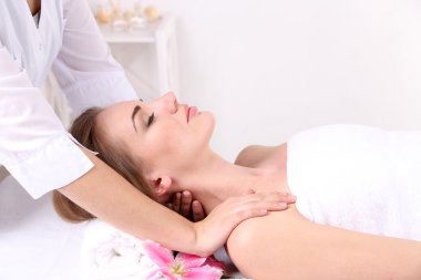 baş masajı spa salonu içinde sahip güzel bir genç kadın