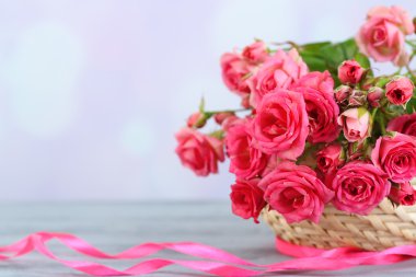 açık renkli üzerinde güzel küçük pembe güller