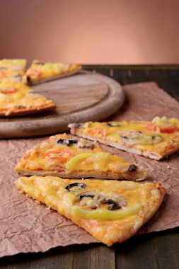 lezzetli pizza üzerinde tablo yakın çekim