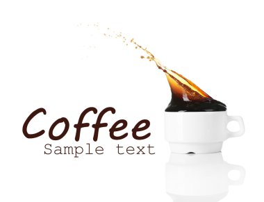 Kahve üzerine beyaz izole sıçrama ile