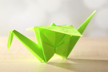 Origami turna üzerinde açık renkli ahşap tablo