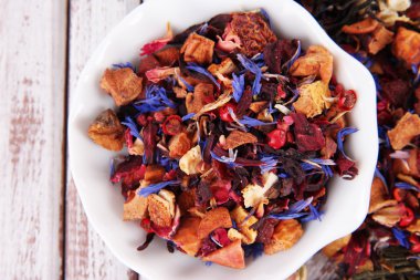 Aromatik kuru çay kase ahşap arka plan üzerinde