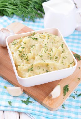 lezzetli patates püresi ile kase üzerinde tablo yakın çekim yeşil