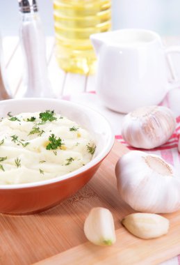 lezzetli patates püresi ile kase üzerinde tablo yakın çekim yeşil