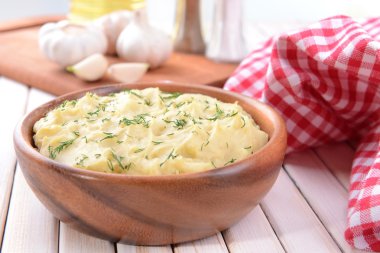 lezzetli patates püresi ile kase üzerinde tablo yakın çekim yeşil