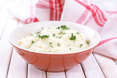 lezzetli patates püresi ile kase üzerinde tablo yakın çekim yeşil