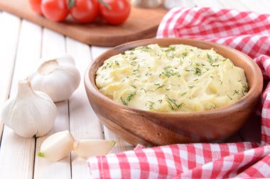 lezzetli patates püresi ile kase üzerinde tablo yakın çekim yeşil