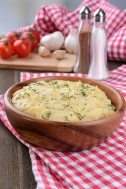 lezzetli patates püresi ile kase üzerinde tablo yakın çekim yeşil