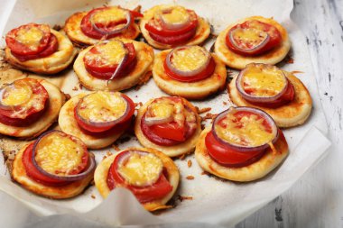 Küçük pizza pişirme kağıdı üzerinde kapat