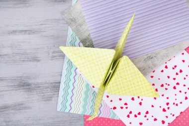 Origami turna ve renk kağıtları ahşap tablo