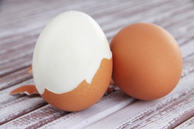ahşap arka plan üzerinde yumurta haşlanmış soyulmuş