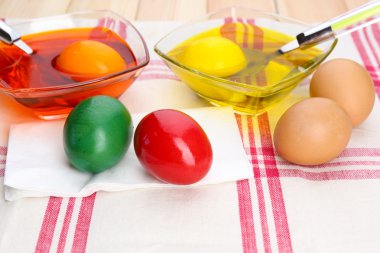 Paskalya için boya ile kase yumurta ve yumurta, kapat