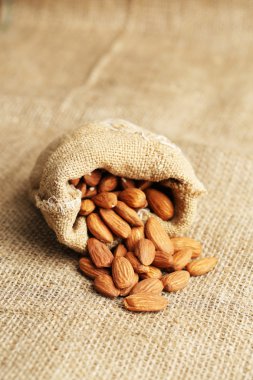 çul zemin üzerine torba içinde badem