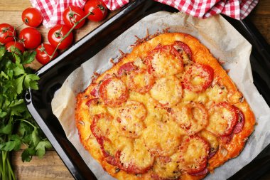 ev yapımı pizza pişirme kağıdı üzerinde kapat