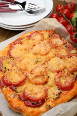 ev yapımı pizza pişirme kağıdı üzerinde kapat