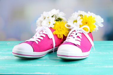 üzerinde açık renkli ahşap tablo çiçekli güzel lastikbotlar