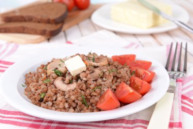 Tablo yakın çekim tabakta üzerine haşlanmış buğday