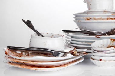 Kirli tabaklar üzerinde beyaz izole